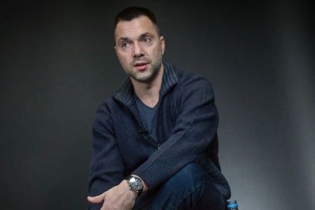 Московський суд робить з Арестовича українського героя: в чому його звинувачують