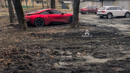 Країна контрастів: у Харкові посеред багнюки у дворі помітили розкішний спорткар (фото)