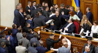 Бути “напівбогом” вже не вигідно: чому парламентарі збираються складати мандати