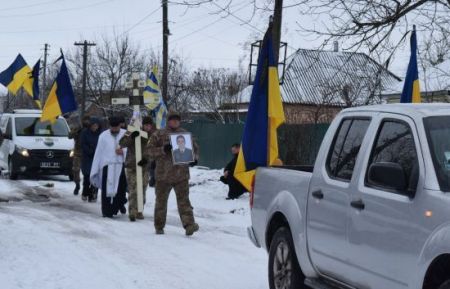 На Чернігівщині попрощалися з льотчиком, який ціною свого життя знищив колону окупантів