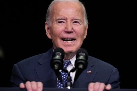 Байден поглузував із Трампа: Один із кандидатів занадто старий, інший – я