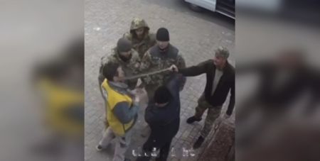 Залили газовим балончиком і заштовхали в бус: в Одесі люди у військовій формі побили чоловіків