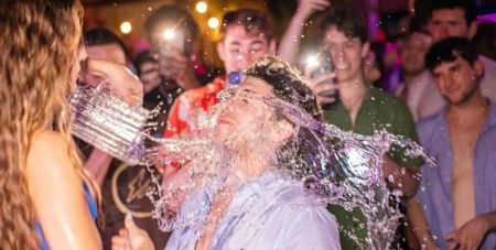 Барменка, яка наливає клієнтам коктейль й дає ляпаса, заробляє $6 тисяч за ніч