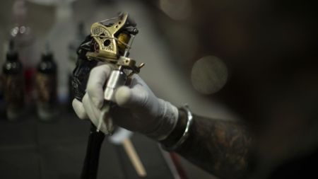 Реальне “похмілля”: у Таїланді п’яному туристу зробили непристойне тату (фото)