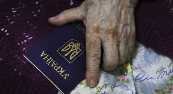 Українські біженці за кордоном повинні подати декларації про доходи: чим загрожує несплата податків