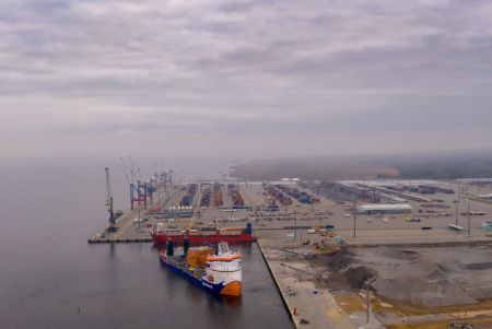 Біля порту РФ на Фінській затоці пролунали вибухи, відео і карта