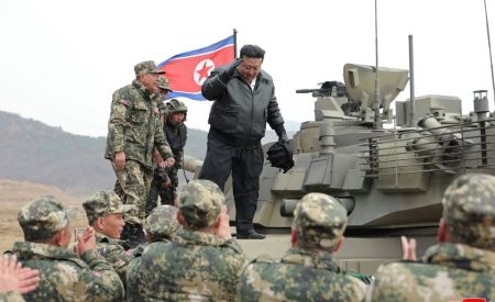 Кім Чен Ин з танку закликав війська готуватися до війни: фото