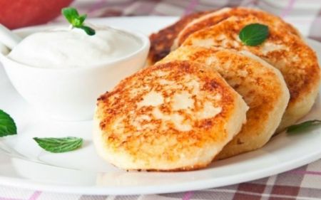 Рецепт сирників без борошна: не розпадаються, ніжні та мʼякі