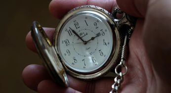 Порушує сон і псує настрій: лікарі розповіли, як на нас впливає переведення годинників
