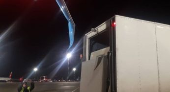 У Санкт-Петербурзі вантажівка врізалася в літак з пасажирами