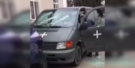 Вигнали палицею з буса: на Хмельниччині жінки напали на військкомів