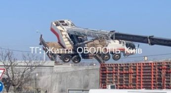 У Києві перекинувся величезний будівельний кран: що відомо (фото)