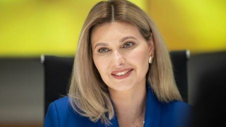 Олена Зеленська у вбранні з брошкою у вигляді колоска зачарувала українців