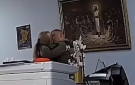 Буде там розводити “шури-мури”? Після скандалу з поцілунками очільник ТЦК попросився в бойову частину