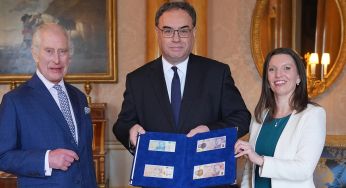 Королю Чарльзу III подарували перші банкноти з його портретом