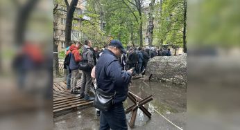 В Києві сотні чоловіків “штурмують” ТЦК: командування відреагувало на черги (фото)