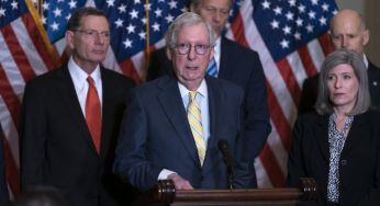 Лідер республіканців у Сенаті звинуватив Трампа та Карлсона у затримці допомоги Україні