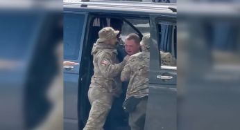 В Одесі чоловіка штовхали в бус ТЦК: військкоми пояснили, чому він виривався
