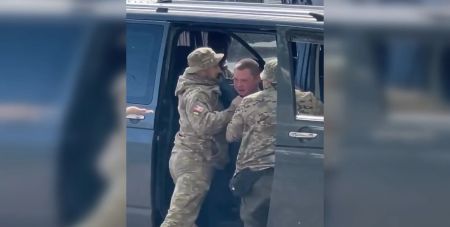 В Одесі чоловіка штовхали в бус ТЦК: військкоми пояснили, чому він виривався