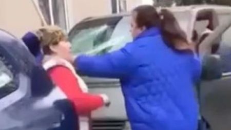 Жінка трощила автомобіль ТЦК: поліція прокоментувала напад в Хмельницький області