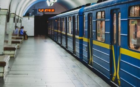 В метро Києва жінка гуляє по коліях, а чоловік на рейках “збирає гриби”: що сталося