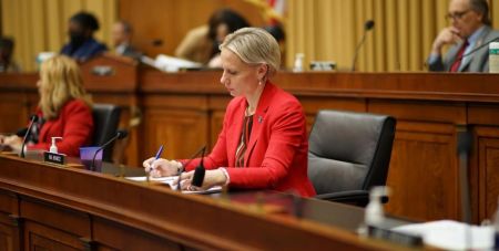 Конгресвумен із Чернігова виступила проти допомоги Україні: що думають про неї жителі рідного міста, — WP