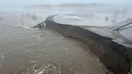 У Росії прорвало чергову дамбу: багатьом населеним пунктам загрожує затоплення
