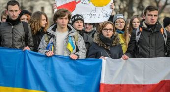 Живуть скромно і відкладають: скільки українці заробляють в Польщі (дослідження)