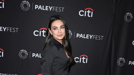 Міла Куніс, родом з Чернівців, вразила елегантним образом у чорному у Голлівуді (фото)