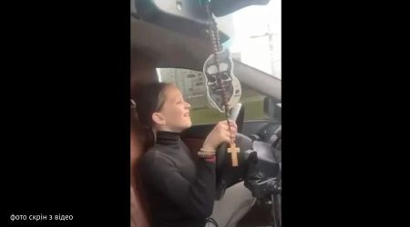 Ще рік і на гонки: у Львові блогер хизувався, як його 9-річна донька їде за кермом
