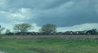 “Тримайтеся”: поїзд опинився в епіцентрі руйнівного торнадо (фото, відео)