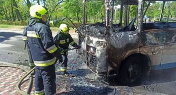 У Києві автобус спалахнув просто під час руху: з’явилися фото