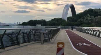 У Києві жінка намагалася стрибнути з Володимирського пішохідного мосту: з’явилося відео дивовижного порятунку