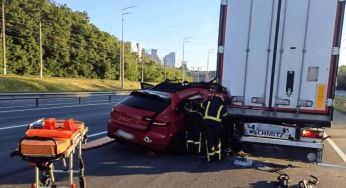 У Києві вирізали тіло з понівеченого авто — деталі ДТП