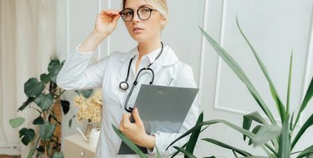 “Тільки через ТЦК”: жінок-медиків не прийматимуть на роботу без “військового квитка”