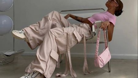 Зручно і стильно: як стилізувати жіночі штани карго навесні 2024