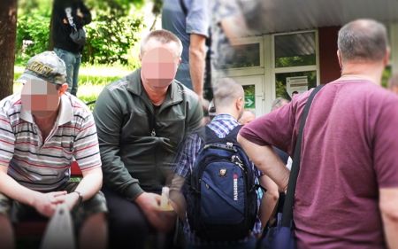 Чоловіки у Києві ночують під стінами ТЦК та сплять на лавках: що відбувається