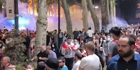 Штурм парламенту, сутички з поліцією: у Грузії тисячі людей вийшли на протести (фото, відео)