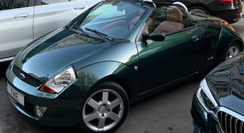 Маленький раритет: у Києві помітили маловідомий кабріолет Ford 2000-х
