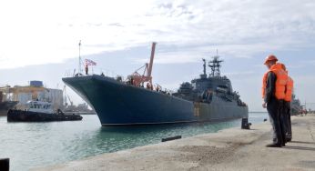 Окупанти підтоплюють баржі, щоб захистити Севастопольську бухту від морських дронів (відео)