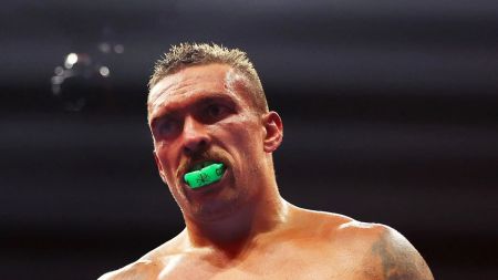 Усик потрапив до лікарні після перемоги над Ф’юрі: що сталося