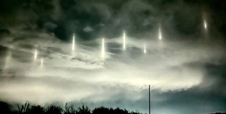 Дев’ять “загадкових” стовпів світла з’явилися в нічному небі над прибережним селищем