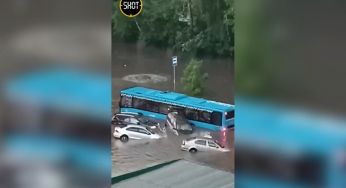 Москву затопило: на вулицях автівки тонуть у воді (відео)