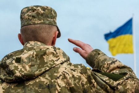 Українки відповіли, чи треба повертати чоловіків, які зараз за кордоном