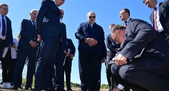 “Шукай зерно”: Лукашенко змусив міністра сільського господарства копатися в землі (відео)