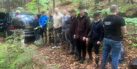 “Раніше переганяли всіх, як мух”: провідники через Тису обирають гірські маршрути, — The Economist