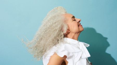 Сиве волосся стало трендом серед жінок: яку стрижку вибрати для стильного образу