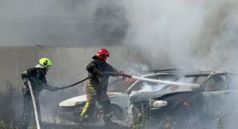 Дим було видно у декількох районах: у Києві згоріло близько 30 авто, 10 мотоциклів та автобус