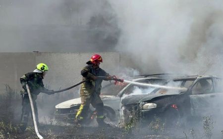 Дим було видно у декількох районах: у Києві згоріло близько 30 авто, 10 мотоциклів та автобус