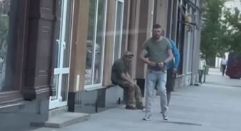 На Закарпатті з військового зірвали шеврони: що відомо про інцидент (відео)